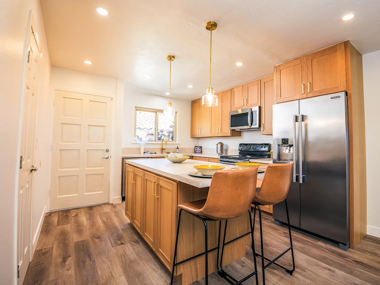 2 bed, 936 sqft, $4,050 — Photo 1