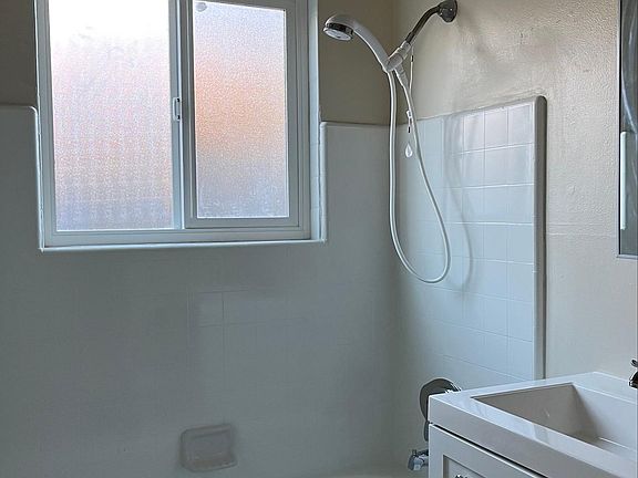 4th image of 1339 Park Dr #9