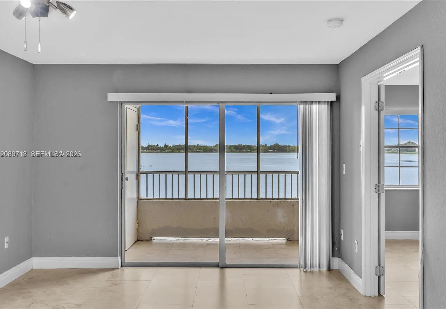 Lakeview Club Condo — Photo 3