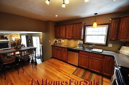 Kitchen with snack bar