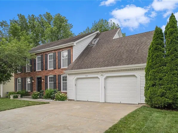 725 N Persimmon Dr, Olathe, KS 66061