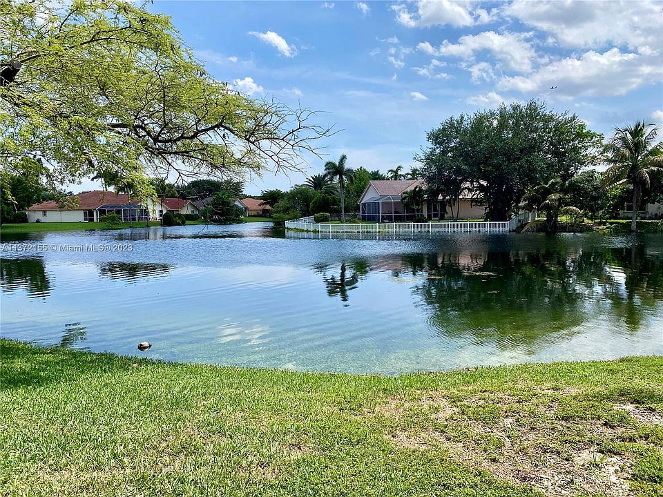 1st image of 450 Palm Cir W APT 207