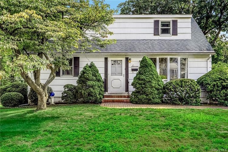 1st image of 7 Spruce Ln