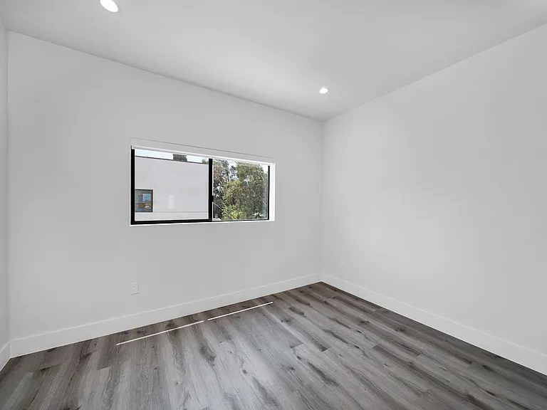 11522 Emelita Property LLC — Photo 38