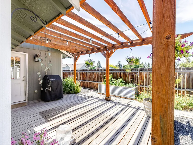 295 SW 25th St — Photo 31