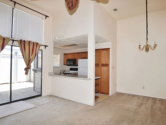 5th image of 642 Bellaire Dr APT D