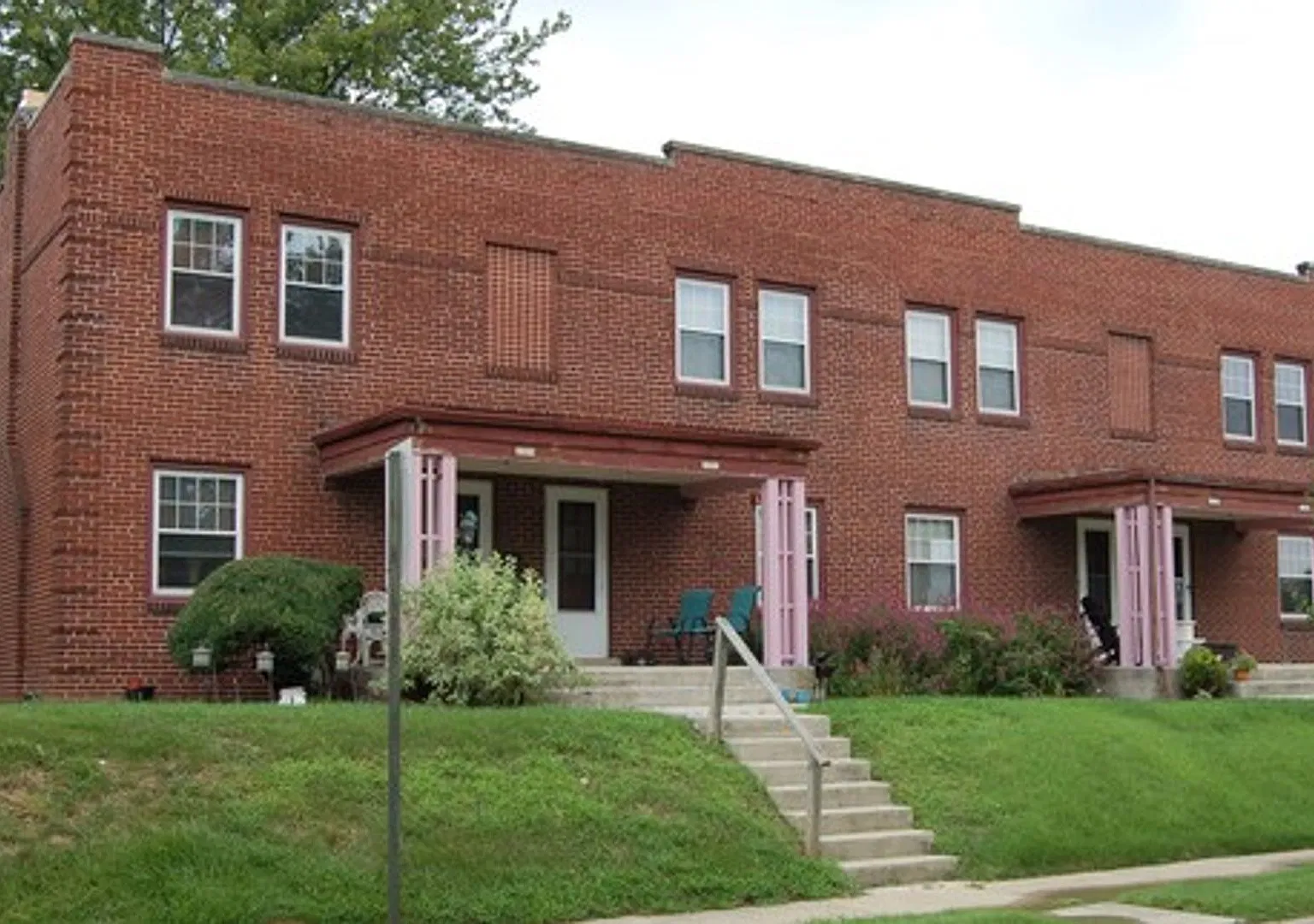 Classic Grandview 2 Bedroom Townhouse — Photo 1