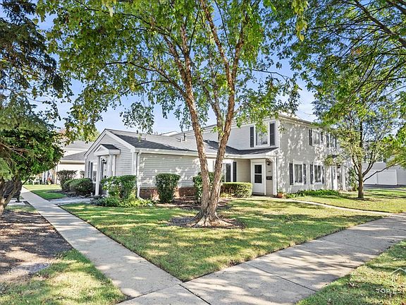 3rd image of 1409 Quaker Ln #128-A