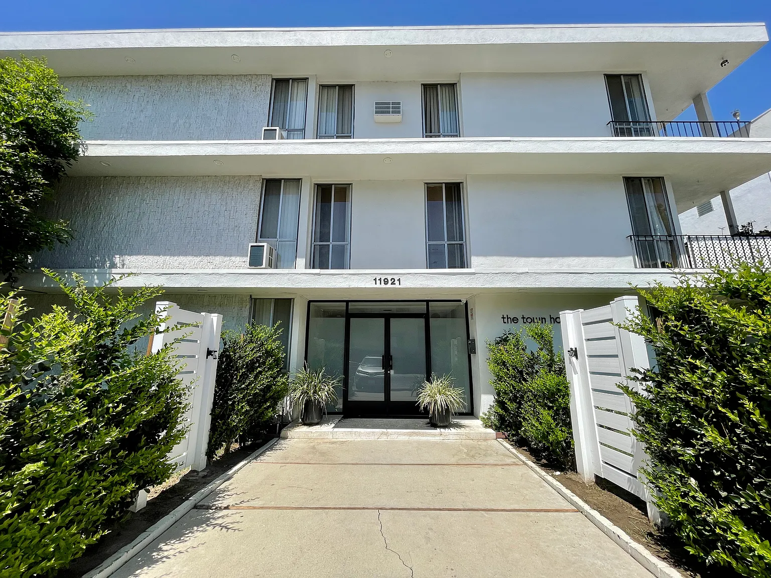 Townhouse Apartments — Photo 2