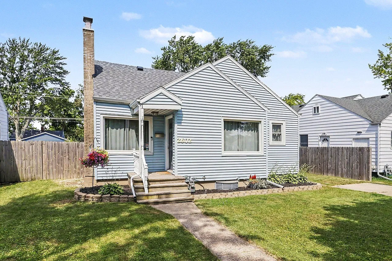 3 bed, 1.5 bath, 1368 sqft, $2,200 — Photo 1