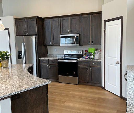 5th image of 1066 Ashley Dr W