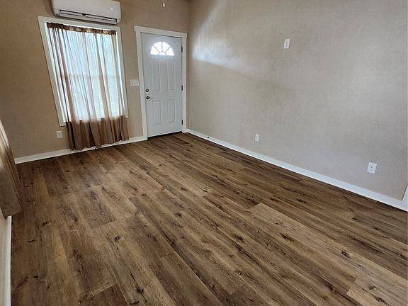 5th image of 604 N Oak St