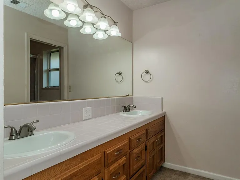 1067 E Portland Ave — Photo 13