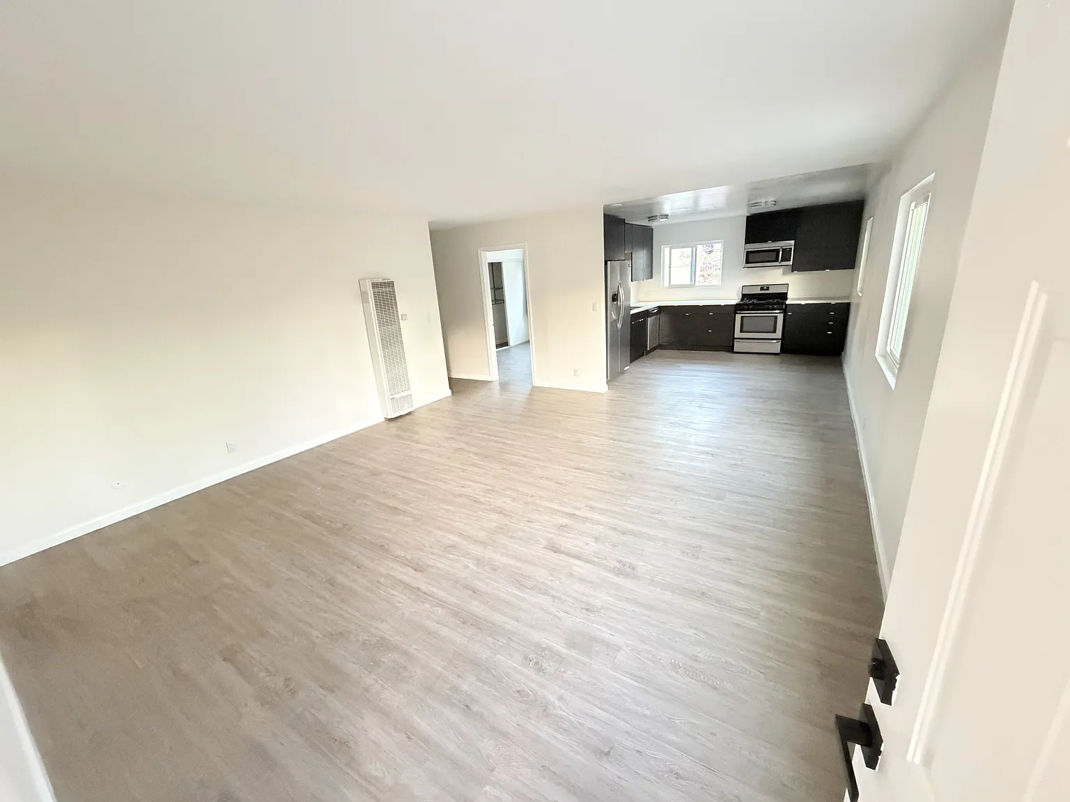 3 bed, 1100 sqft, $3,250 — Photo 2