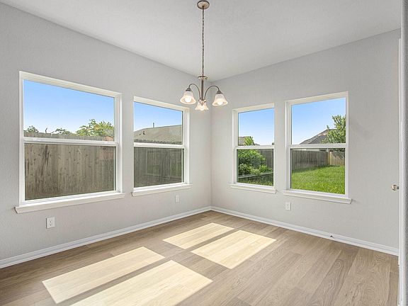 4th image of 237 Edgewater Dr