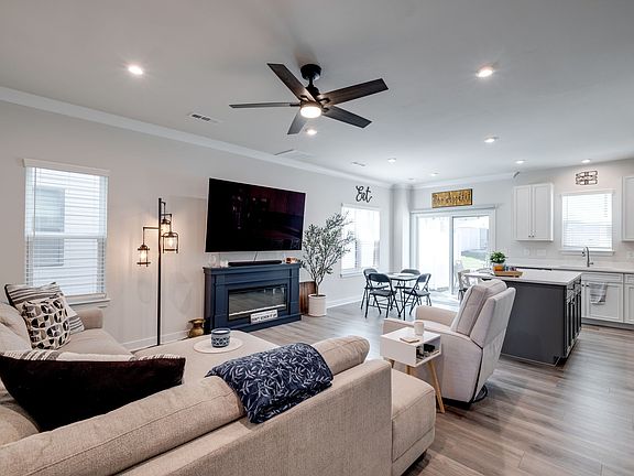 5th image of 2037 Walnut Ln