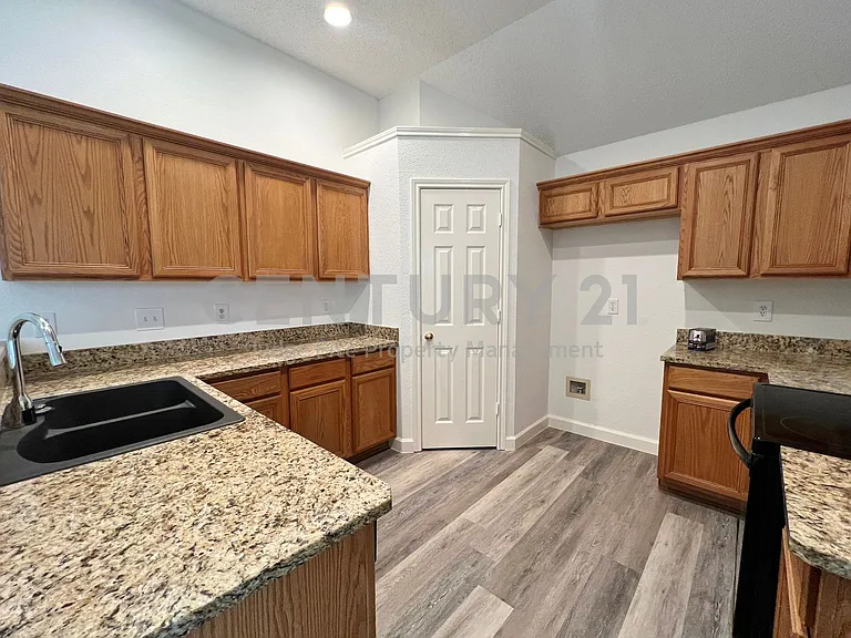 7800 Lancelot Rd — Photo 7