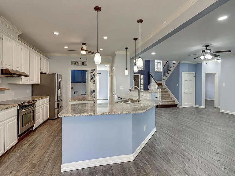 7810 Duchess St — Photo 36