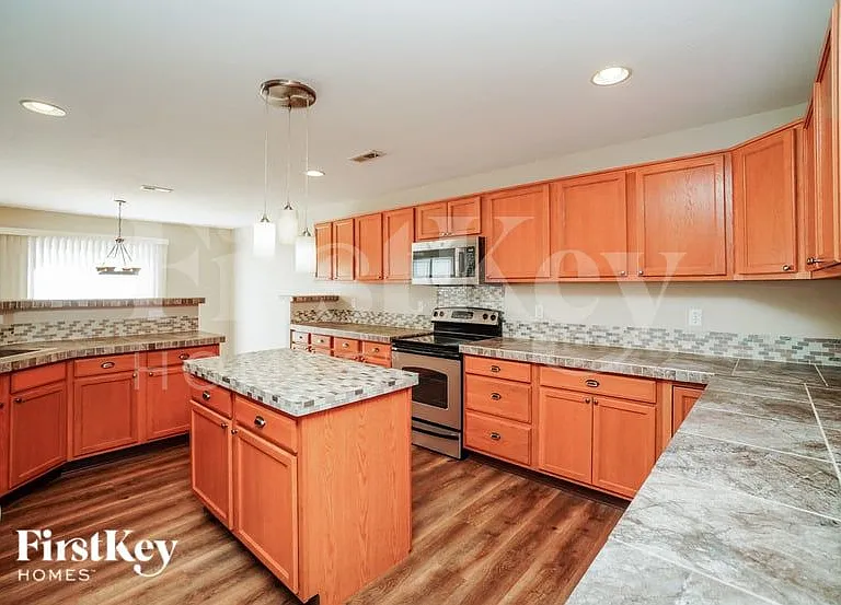 595 Professional Pkwy — Photo 8