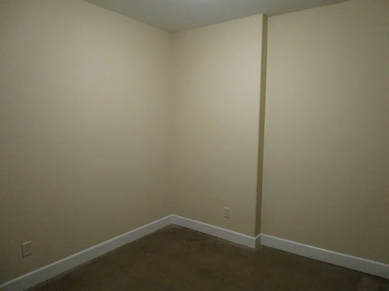 810 E Broadway — Photo 24