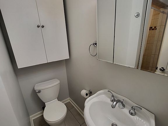 5th image of 2417 W Lyndale St Unit B