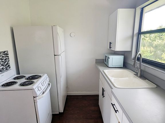 3rd image of 2631 Azalea Dr #E2