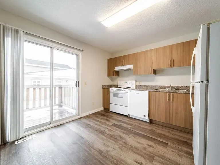 32 Holmes St — Photo 9