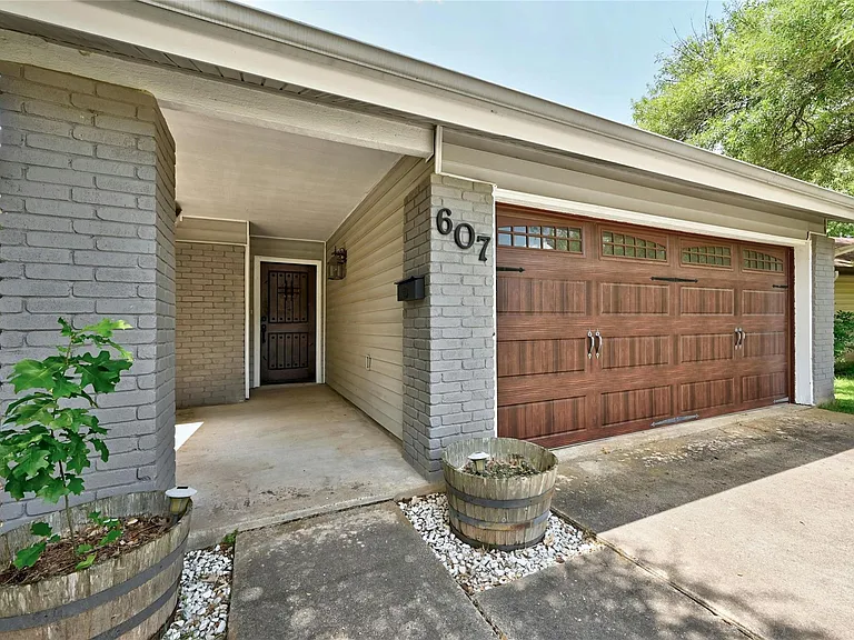 607 Old Stone Rd — Photo 3