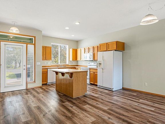3rd image of 1085 Golden Pheasant Dr