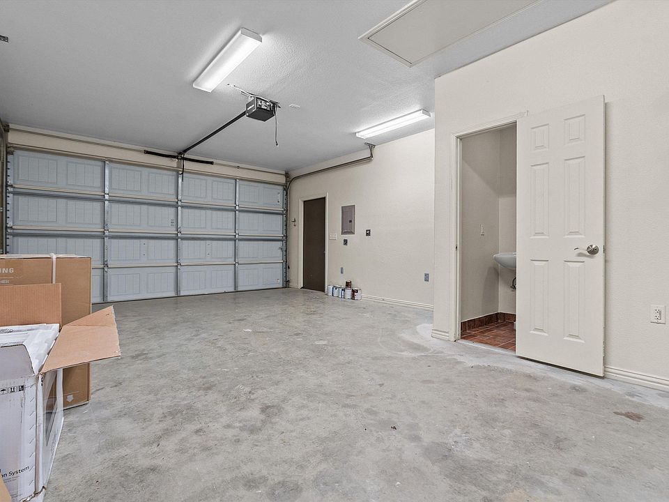 37th image of 104 E Franklin St