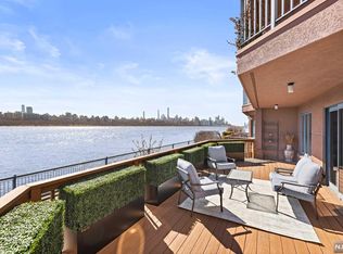 102 Adams Ct, Edgewater, NJ 07020