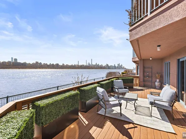 102 Adams Ct, Edgewater, NJ 07020