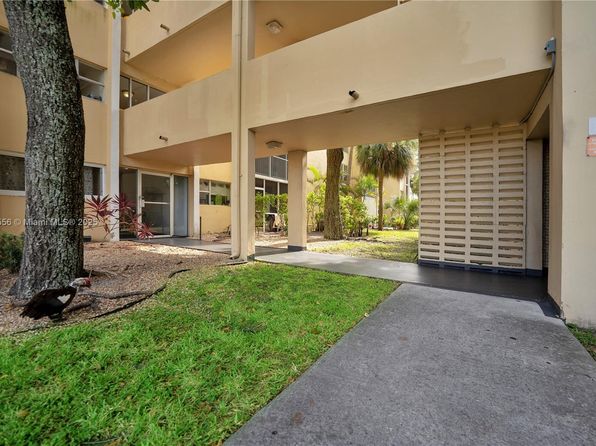 922 NE 199th St #206, Miami, FL 33179