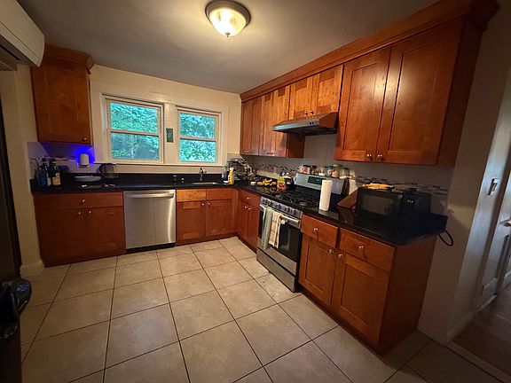 3rd image of 8 Cenacle Rd