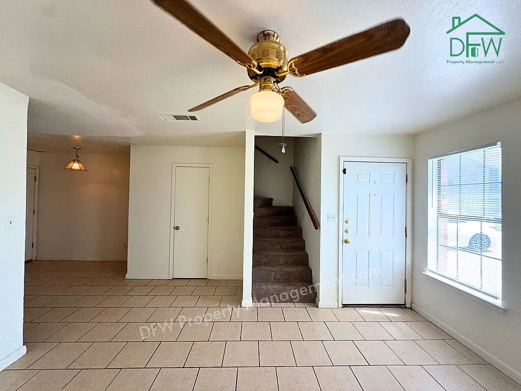 2 bed, 1.5 bath, 887 sqft, $1,295 — Photo 3