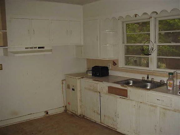 5th image of 258 Charlesworth Ave