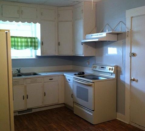 4th image of 215 W 7th St