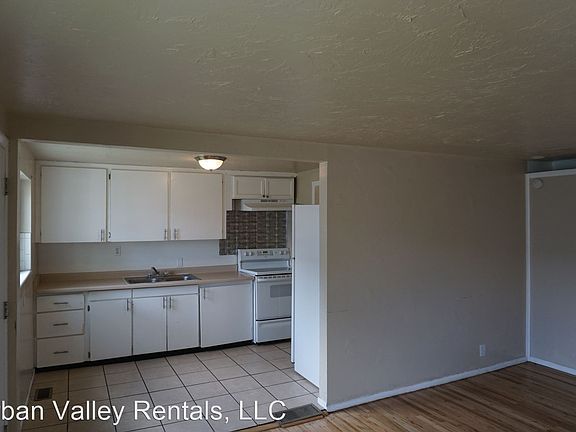 3rd image of 814 W Montague Ave
