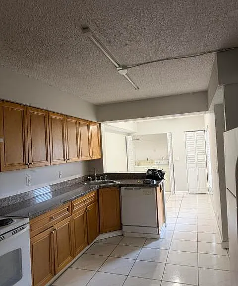 11449 NW 35th St — Photo 3