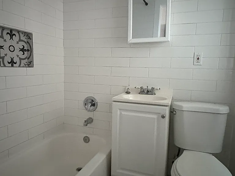 1136 Hoffman Ave #6 — Photo 3