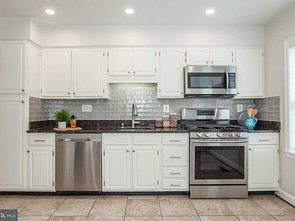 4th image of 3023 Federal Hill Dr