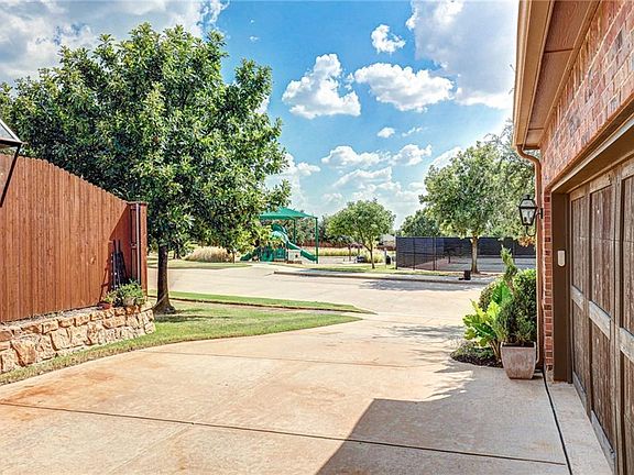 4th image of 4821 Bob Wills Dr