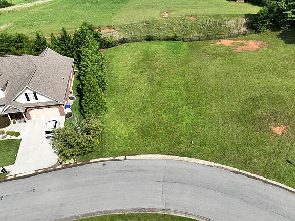 4th image of 548 Kensington Dr
