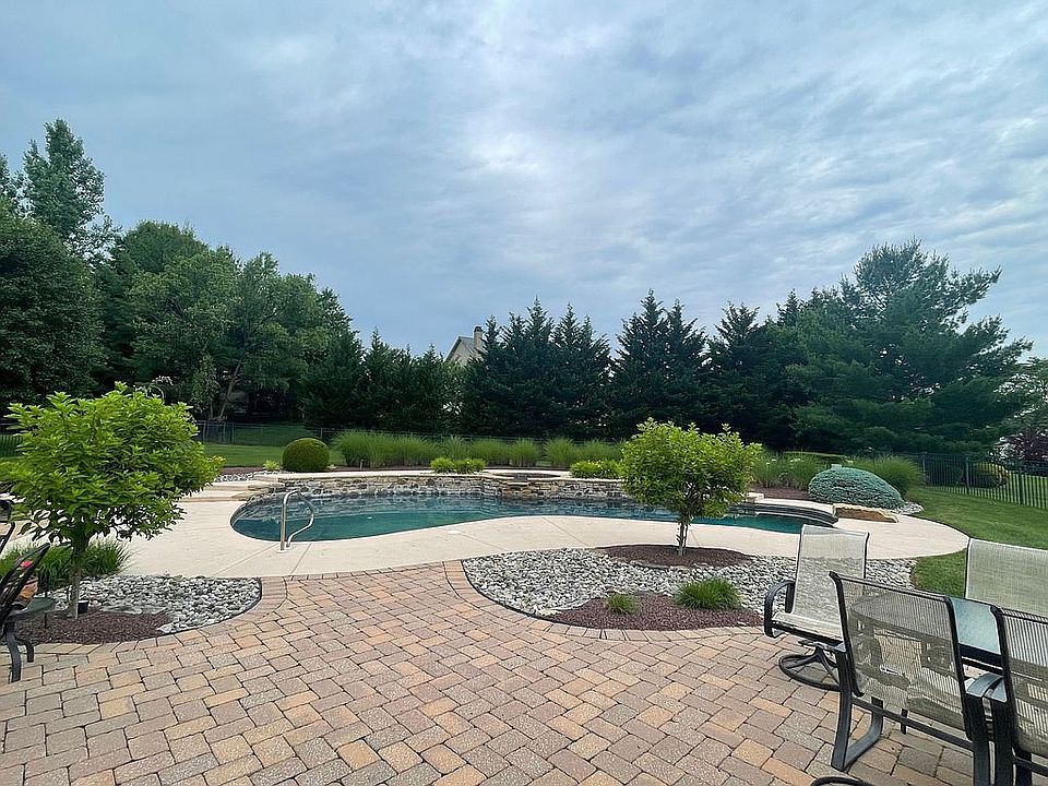 2nd image of 12 Saratoga Ct