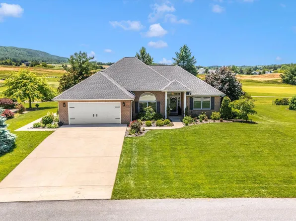 6796 Saint Annes Dr, Fayetteville, PA 17222