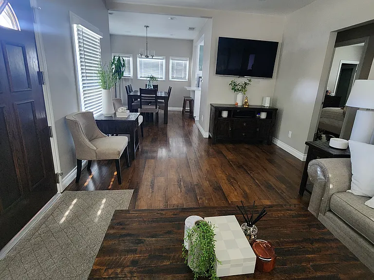 406 E Buckthorn St — Photo 3