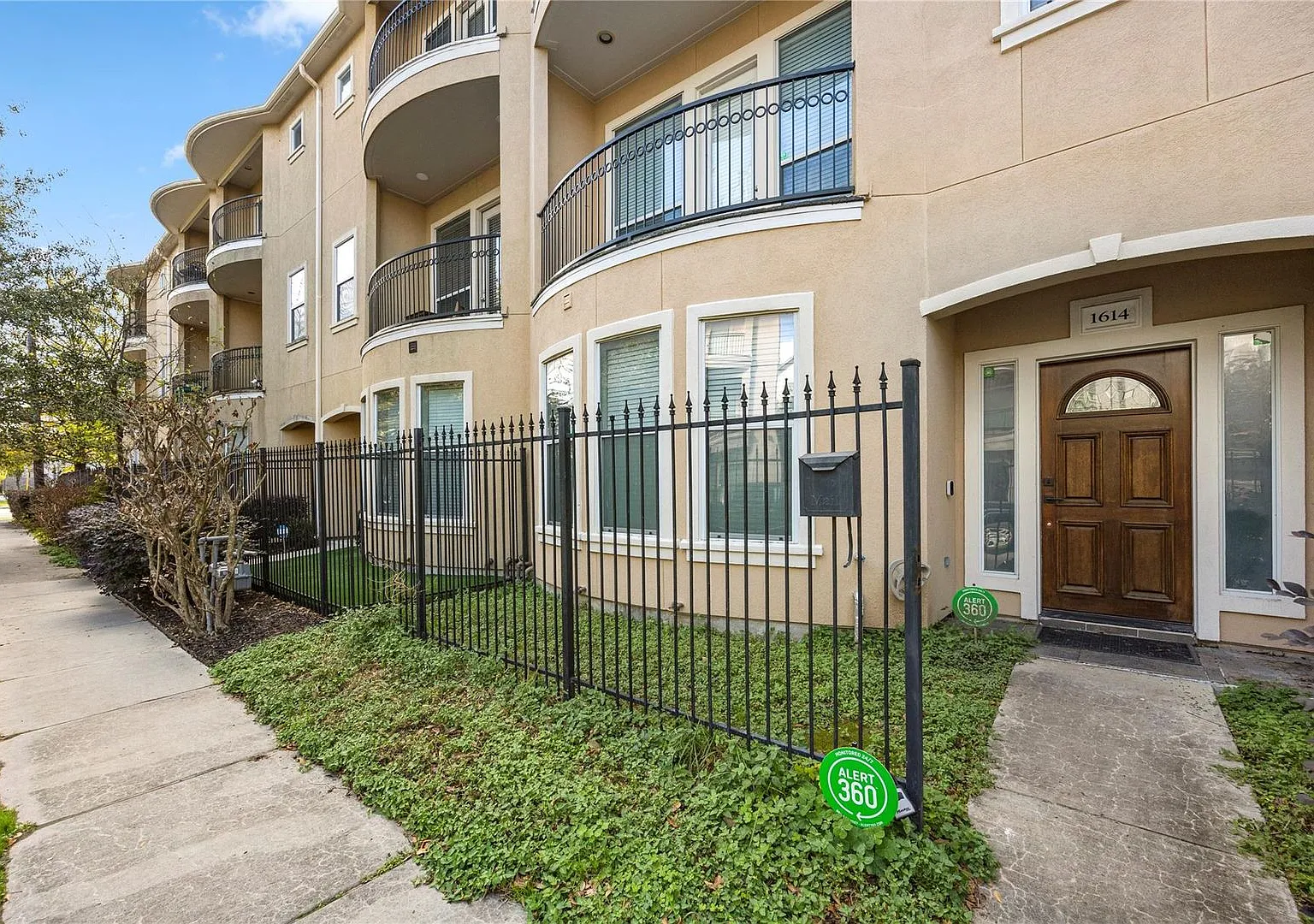 3-Story Townhome in Midtown 3BR/3.5BA with Private Balconies — Photo 2