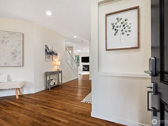 Beautiful hardwood floors at the entry flow throughout the main living areas.>
