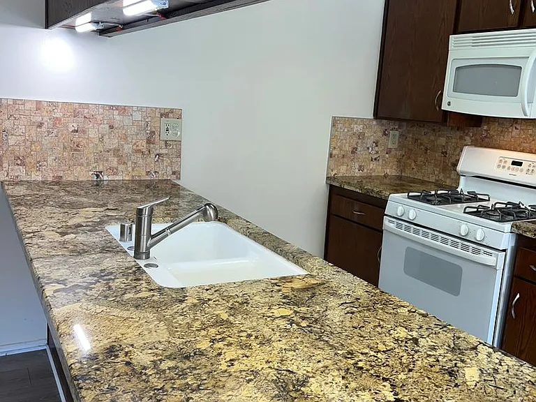 1025 W 8th St — Photo 11