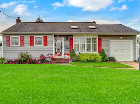 820 N Hamilton Avenue, Lindenhurst, NY 11757